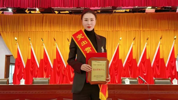 熱烈祝賀集團總經(jīng)理張娟在李滄區(qū)“作風能力提升年”活動中，獲評“突出貢獻個人”榮譽稱號